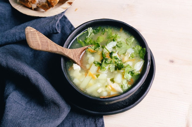 Sopa deliciosa na tigela preta