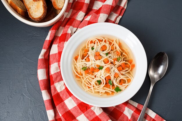 Sopa dietética com cenoura, verduras e macarrão