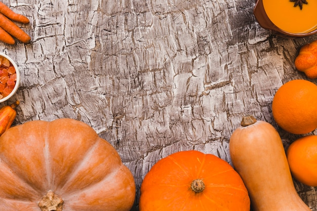 Foto grátis sopa e frutas cristalizadas perto de legumes laranja