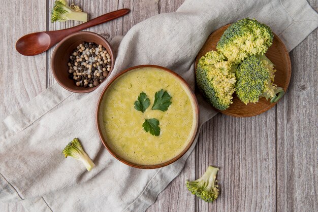 Sopa e ingredientes caseiros frescos de brócolis