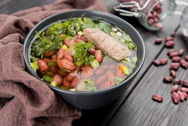 Foto grátis sopa e legumes caseiros de feijão vermelho