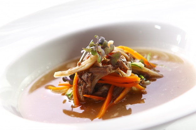 Sopa gourmet fresca com carne