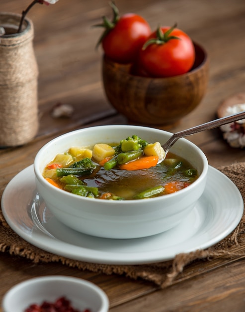 Sopa minestrone em cima da mesa