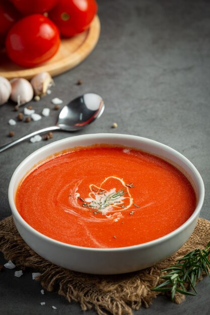 Sopa quente de tomate servida em tigela