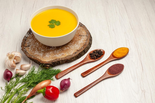 Sopa saborosa de abóbora com verduras em um espaço em branco de vista frontal