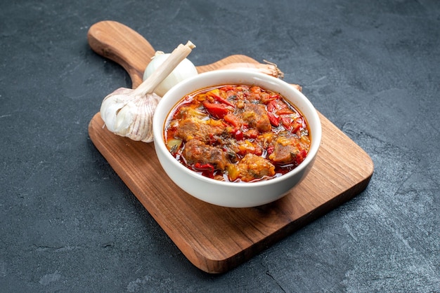 Sopa saborosa de vegetais com carne no espaço cinza de vista frontal