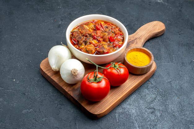 Foto grátis sopa saborosa de vegetais com vegetais frescos em espaço cinza.