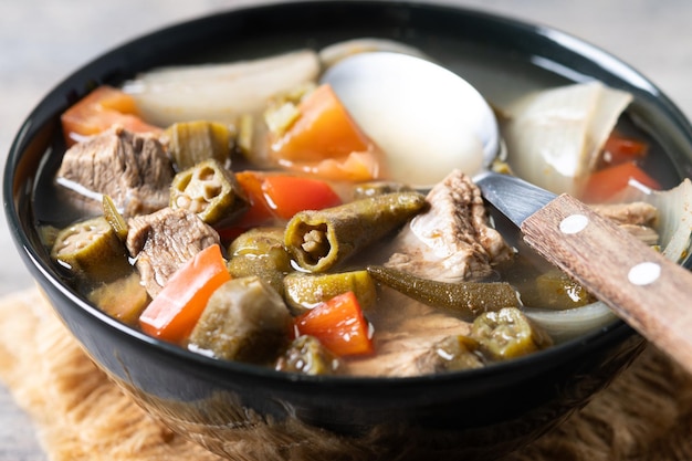 Foto grátis sopa tradicional africana de quiabo em uma mesa de madeira