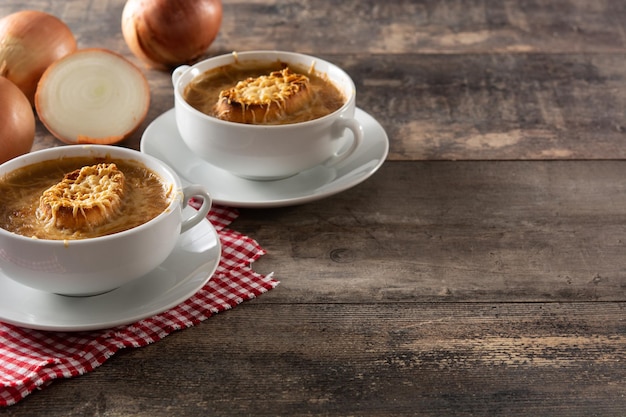 Sopa tradicional de cebola francesa na mesa de madeira