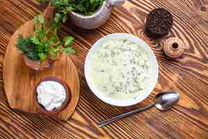 Foto grátis sopa tradicional de dovga com verduras e vista superior de iogurte natural