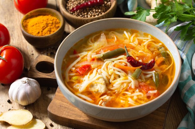 Sopa tukpa da cozinha indiana sopa de macarrão quente com coentro e especiarias de gengibre de frango