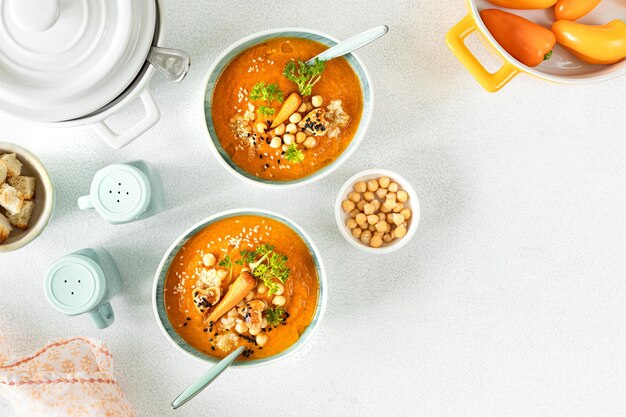 Sopa vegetariana de abóbora e cenoura de outono com sementes de creme e microverdes de coentro Comfort food outono e inverno saudável conceito de comida lenta