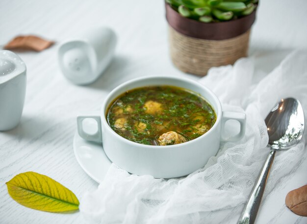 sopa verde com almôndegas