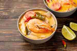 Foto grátis sopas de alto ângulo em tigelas com camarão e limão