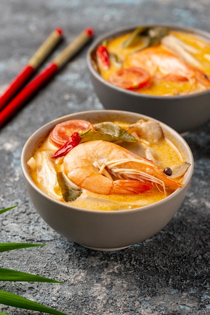 Sopas de alto ângulo em tigelas com camarão e pauzinhos