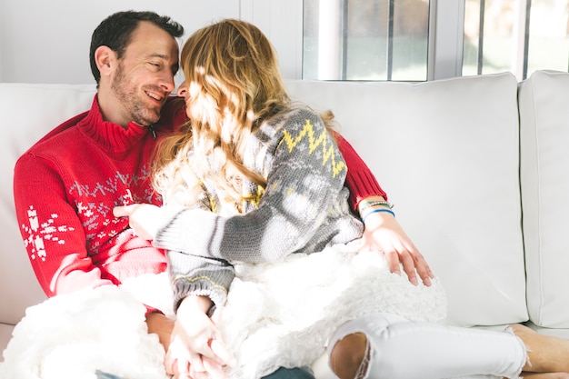 Foto grátis sorridente casal sentado no sofá em casa