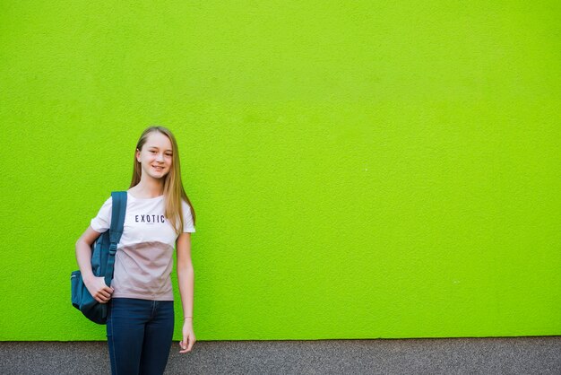 Sorridente colegiala com mochila