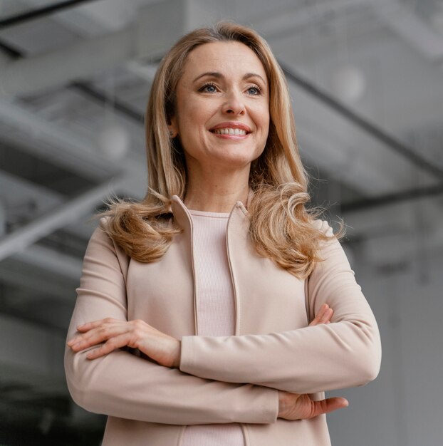 Sorridente empresária posando com os braços cruzados