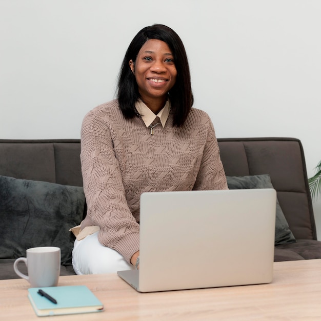 Foto grátis sorridente empresária trabalhando em um laptop