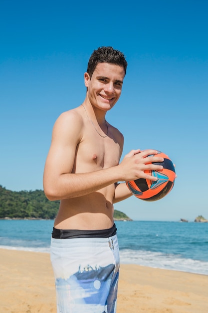 Sorridente, homem, segurando, voleibol