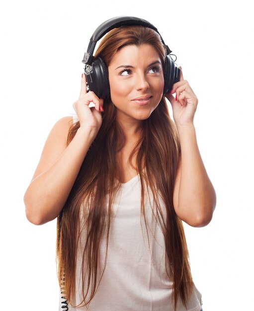 Sorridente jovem mulher em fones de ouvido