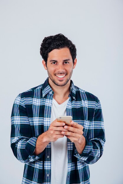 Sorridente, jovem, segurando, smartphone