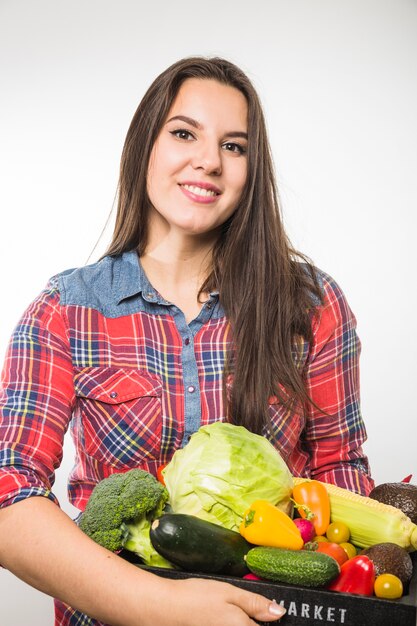 Sorridente, mulher, segurando, palete, vegetais