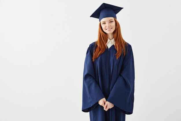 Sorridente ruiva feliz graduado feminino.