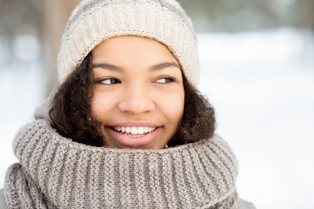 Sorrindo, africano, mulher, chapéu, olhar, lado