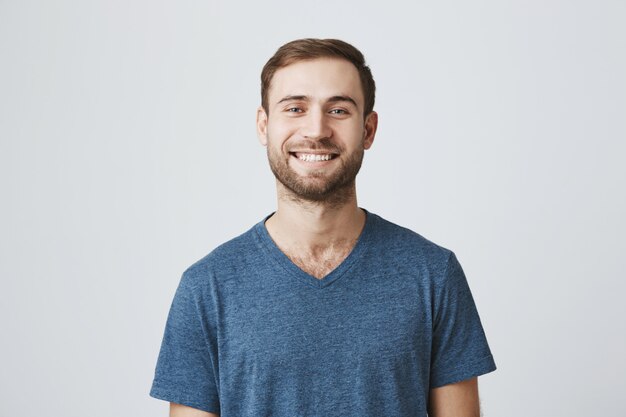 Sorrindo alegre barbudo cara de camiseta