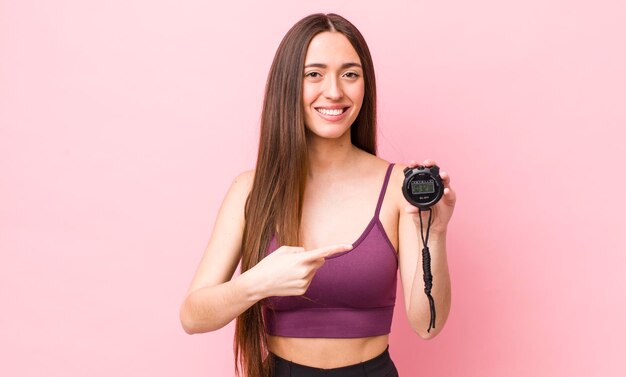 Sorrindo alegremente sentindo-se feliz e apontando para o lado