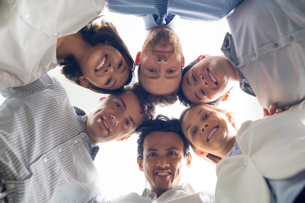 Sorrindo amontoamento equipe de negócios internacional