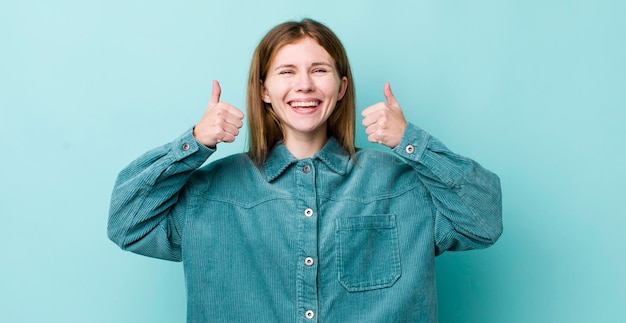 sorrindo amplamente olhando feliz positivo positivo confiante e bem sucedido com os dois polegares para cima