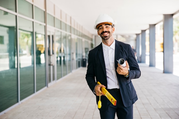 Foto grátis sorrindo arquiteto com capacete