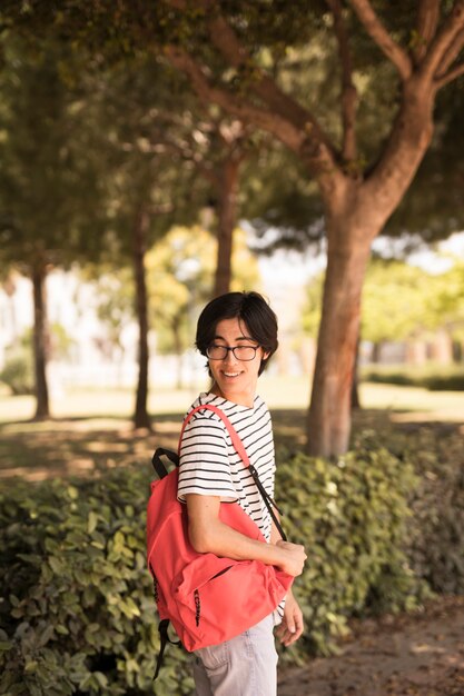 Sorrindo, asian teen, homem, olhando para trás