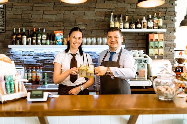 Foto grátis sorrindo barkeepers com cocktail