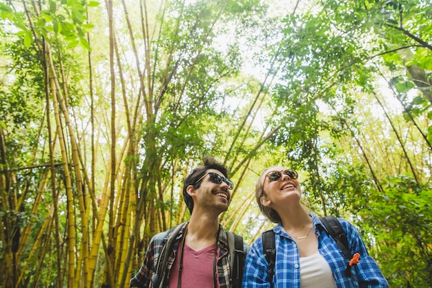 Foto grátis sorrindo casal admirando floresta