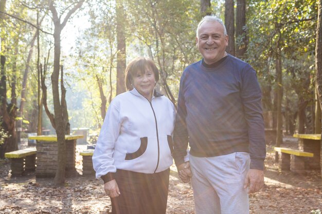 Sorrindo casal de mãos dadas ao pôr do sol