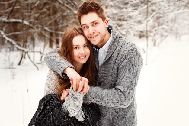 Sorrindo casal se divertindo no inverno