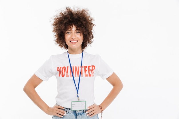 Foto grátis sorrindo casual mulher vestida de camiseta voluntária com distintivo