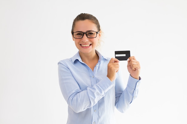 Foto grátis sorrindo cliente do banco recomendando novo cartão de crédito