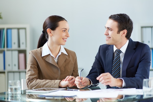 Sorrindo colegas de trabalho partilha de ideias