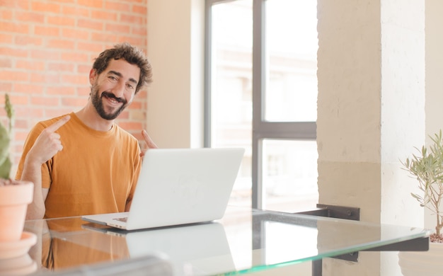 sorrindo com confiança apontando para o próprio sorriso largo positivo, relaxado, atitude satisfeita