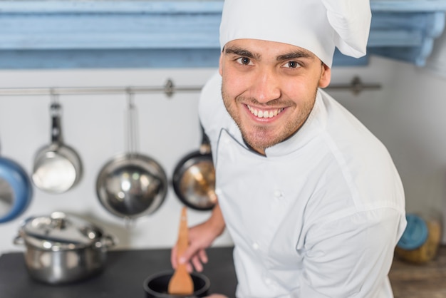 Foto grátis sorrindo, cozinheiro, em, cozinha