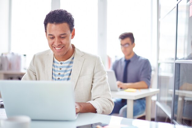 Sorrindo de trabalho empregado