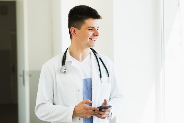 Sorrindo, doutor, com, smartphone