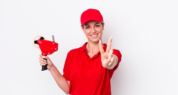 Sorrindo e parecendo feliz gesticulando vitória ou paz