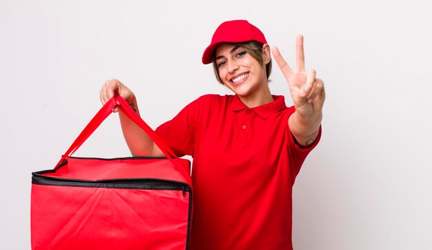 Sorrindo e parecendo feliz gesticulando vitória ou paz