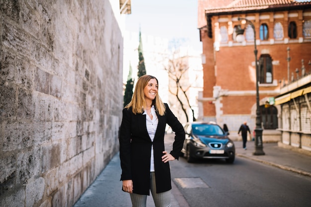 Sorrindo, elegante, mulher jovem, rua