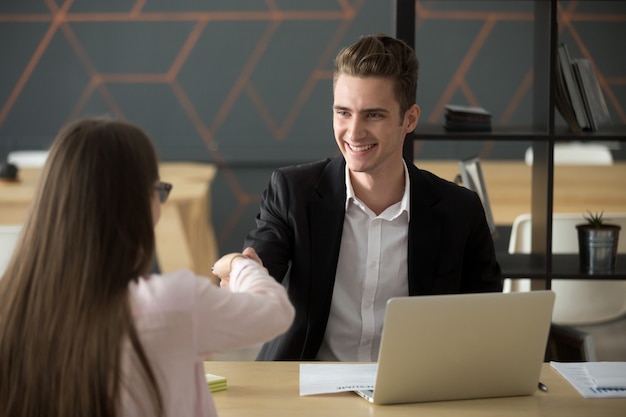 Sorrindo, empregador, hr, handshaking, sucesso, trabalho, candidato, contratando, ou, saudação